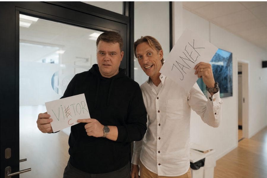Victor og Janek med navneskilte
